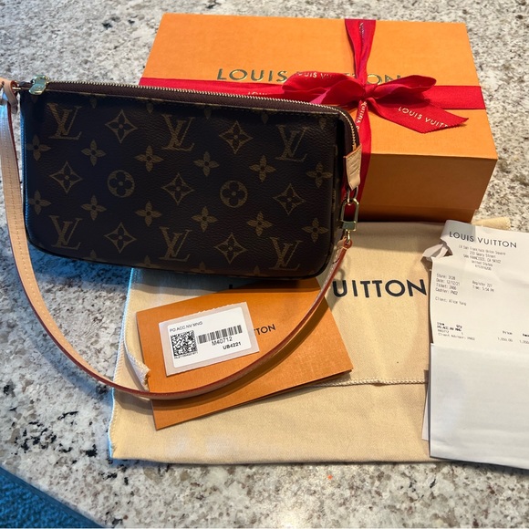 Louis Vuitton Pochette Accessoire Monogram - Picture 2 of 10